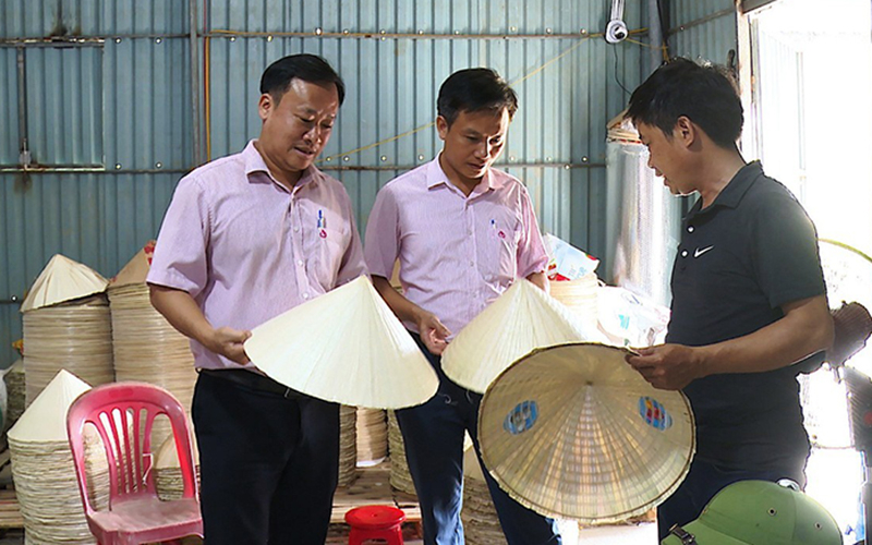 Cán bộ PGD NHCS TX. Ba Đồn thường xuyên kiểm tra, giám sát bảo đảm nguồn vốn vay đúng mục đích, phát huy hiệu quả.