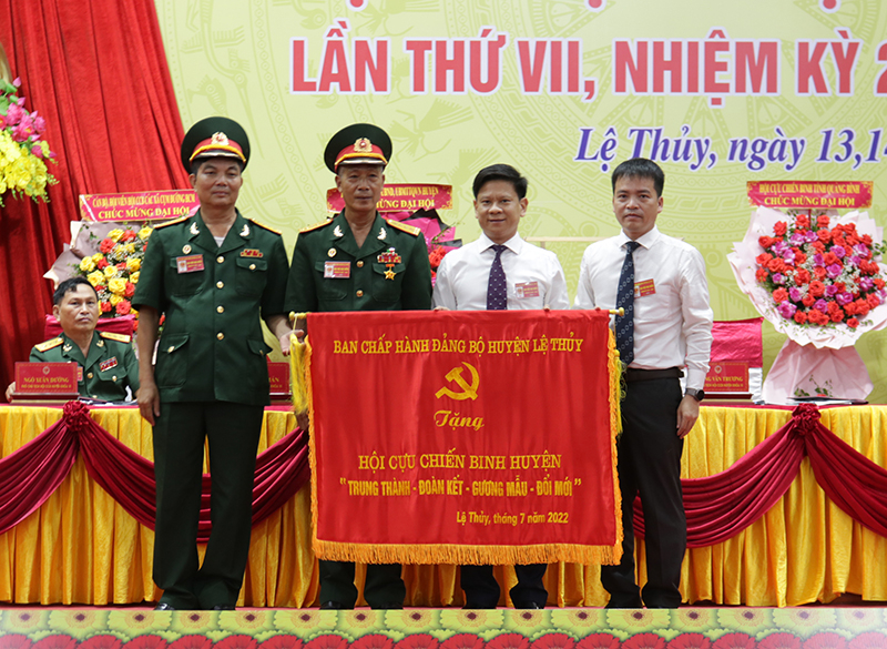 Lãnh đạo huyện Lệ Thủy tặng bức trướng chúc mừng đại hội.
