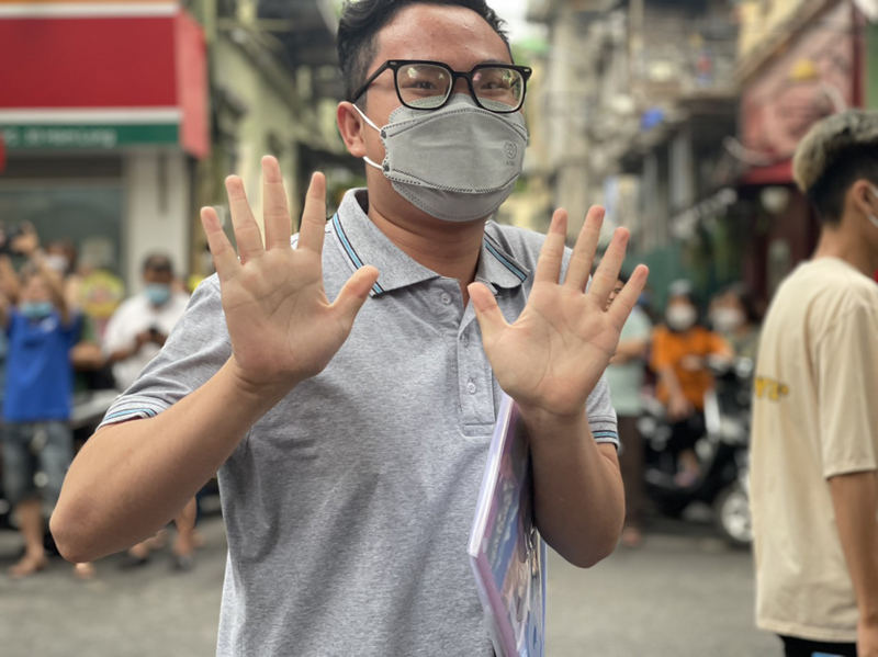 Thí sinh tham dự kỳ thi tốt nghiệp THPT 2022 vui vẻ sau khi kết thúc bài thi tổ hợp. Ảnh: Minh Phương