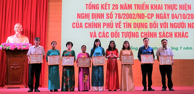 Đồng chí Hoàng Thị Thanh Nhung, Ủy viên Ban Thường vụ Thành ủy, Phó Chủ tịch UBND thành phố, Trưởng Ban đại diện Hội đồng quản trị NHCSXH thành phố trao giấy khen của UBND thành phố cho các cá nhân có thành tích xuất sắc trong việc thực hiện Nghị định 78/ 2002/NĐ-CP (năm 2002-2022)