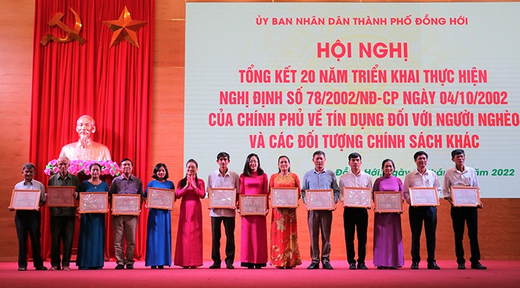Bà Nguyễn Thị Ngọc Quỳnh, Phó Giám đốc CN NHCSXH tỉnh trao giấy khen của Ban đại diện Hội đồng quản trị NHCSXH thành phố cho các cá nhân có thành tích xuất sắc trong việc thực hiện Nghị định 78/ 2002/NĐ-CP (năm 2002-2022)