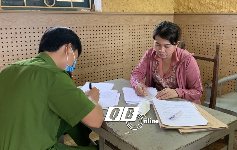  Đối tượng Đậu Thị Liệu tại cơ quan điều tra Công an TX. Ba Đồn.