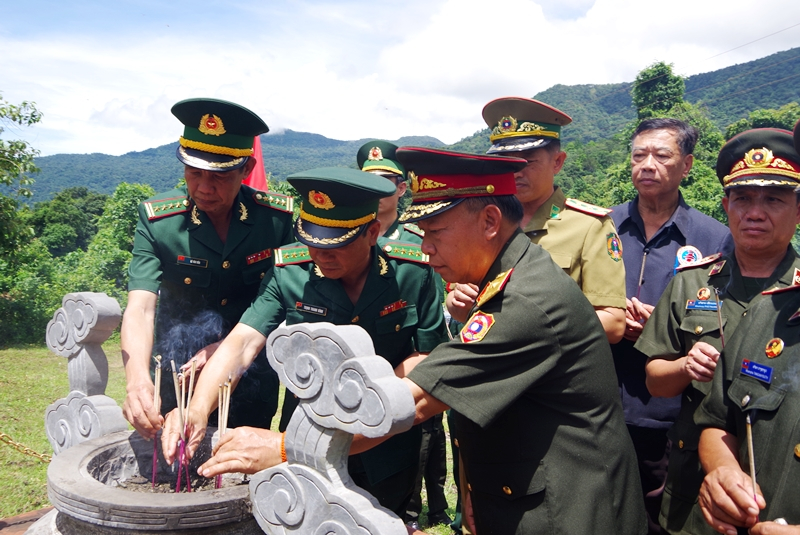 Đoàn cán bộ Bộ Chỉ huy BĐBP tỉnh và Bộ Chỉ huy Quân sự, Công an và cán bộ địa phương tỉnh Khăm Muộn (Lào) dâng hương tại Bia tưởng niệm các Anh hùng liệt sĩ thanh niên xung phong Việt Nam-Lào.