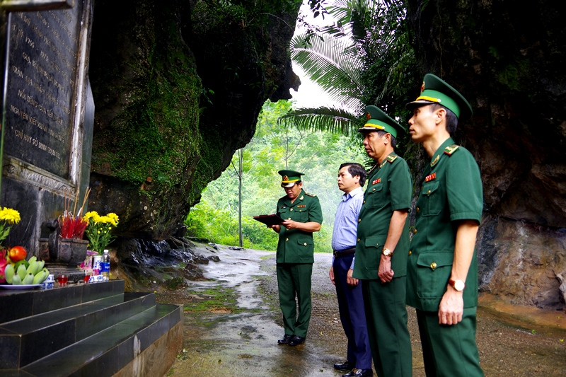 Lãnh đạo Bộ Chỉ huy BĐBP tỉnh, Ban Quản lý Khu kinh tế tỉnh dâng hương tại Tượng đài chiến thắng cổng trời Cha Lo, thuộc xã dân Hóa, huyện Minh Hóa. 