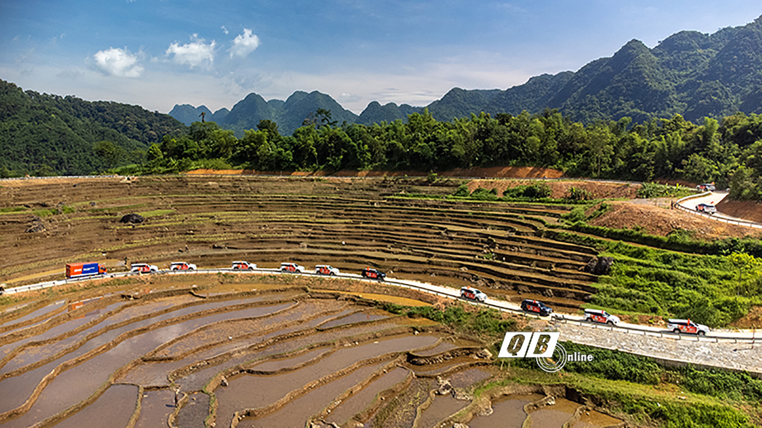 Thử thách tay lái trên những cung đường khó để khám phá những vùng đất mới là điều thú vị làm nên sức hút của các tour caravan.