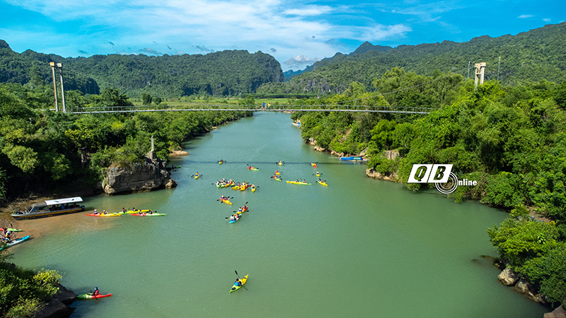 Đoàn caravan của Công ty CP Dịch vụ Giao Hàng Nhanh dừng chân, khám phá Quảng Bình.
