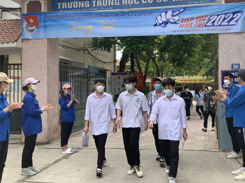 Thí sinh tại điểm thi Trường THCS Vân Côn (Hoài Đức, Hà Nội) sau khi làm bài môn Ngữ văn kỳ thi tốt nghiệp THPT 2022. Ảnh: Lê Vân.  