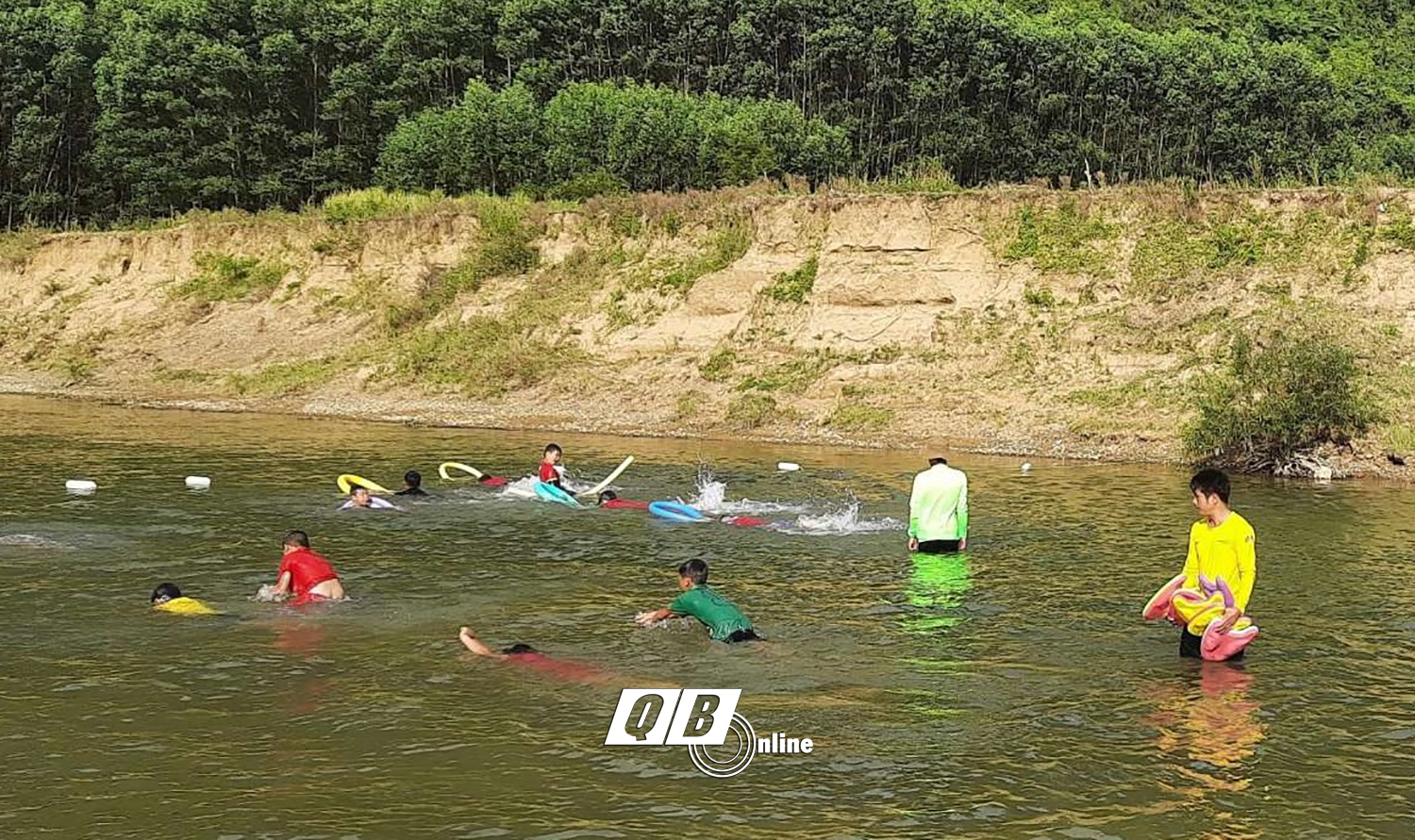 Các lớp dạy bơi miễn phí của Công ty Oxalis Adventure được tổ chức tại thị trấn Phong Nha (Bố Trạch).