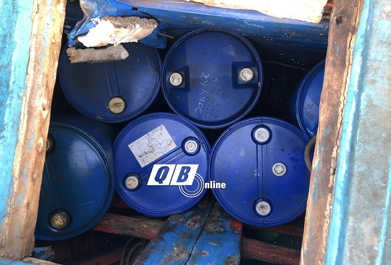 Tang vật các thùng đựng dầu Diesel không rõ nguồn gốc.