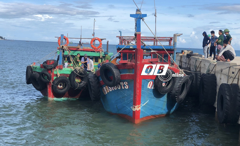 Các lực lượng chức năng kiểm tra, khám xét 02 tàu cá chở 33 thùng đựng dầu Diesel trái phép.