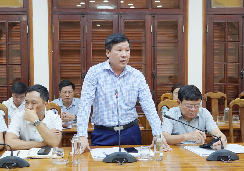 Đồng chí Chủ tịch UBND huyện Quảng Trạch Phan Văn Thanh phát biểu tại cuộc họp.