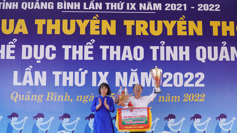 Ban tổ chức trao giải nhất cự ly 2.000m cho đội đua huyện Tuyên Hóa.