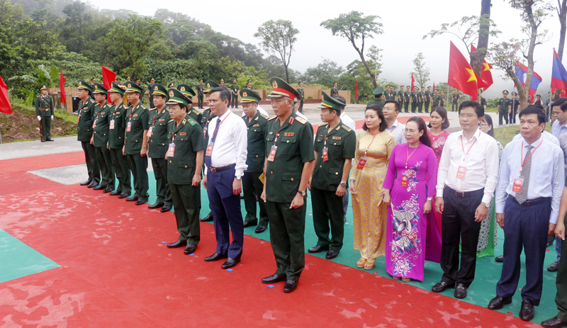  Lãnh đạo tỉnh chào cột mốc chủ quyền.