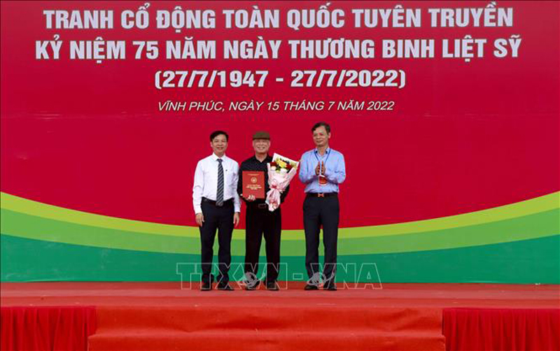 Tác giả Đỗ Như Điềm (Thái Bình) nhận giải Nhất cuộc thi sáng tác tranh cổ động, tuyên truyền kỷ niệm 75 năm ngày Thương binh Liệt sỹ. Ảnh: Hoàng Hùng/TTXVN