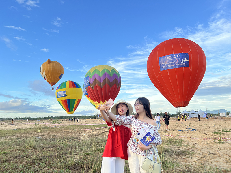 Lễ hội thu hút sự quan tâm của du khách và người dân địa phương.