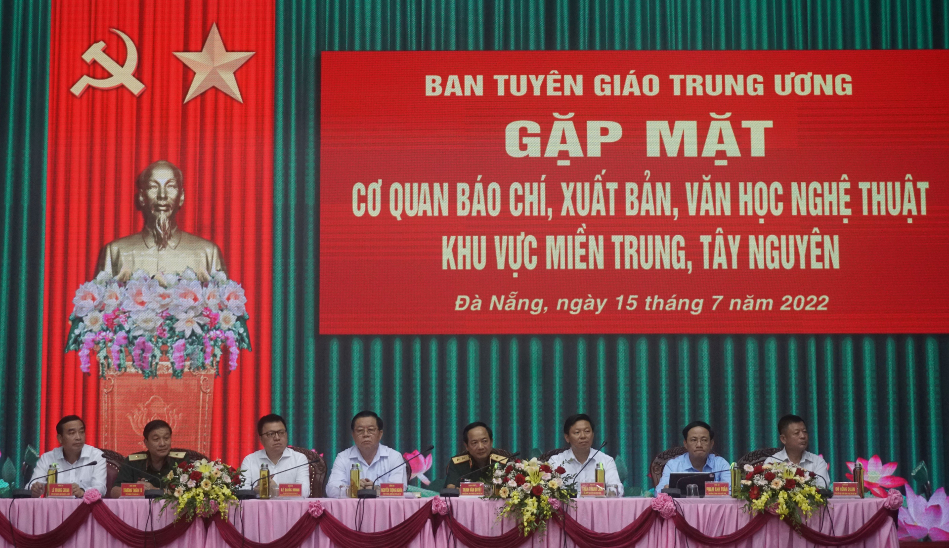 Đồng chí Nguyễn Trọng Nghĩa, Bí thư Trung ương Đảng, Trưởng ban Tuyên giáo Trung ương và các đồng chí lãnh đạo Ban Tuyên giáo Trung ương; Tổng cục Chính trị Quân đội nhân dân Việt Nam; Thành phố Đà Nẵng chủ trì buổi gặp mặt.