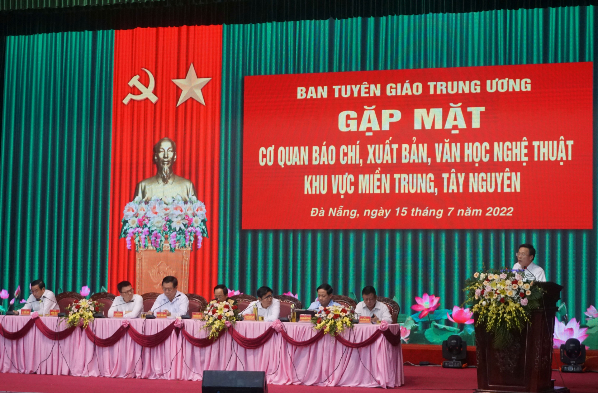 Đại biểu tham luận tại buổi gặp mặt.