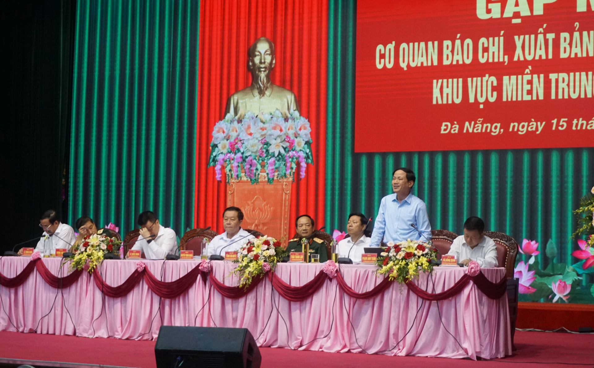 Lãnh đạo Bộ Thông tin-Truyền thông trao đổi một số nội dung mà các đại biểu nêu.