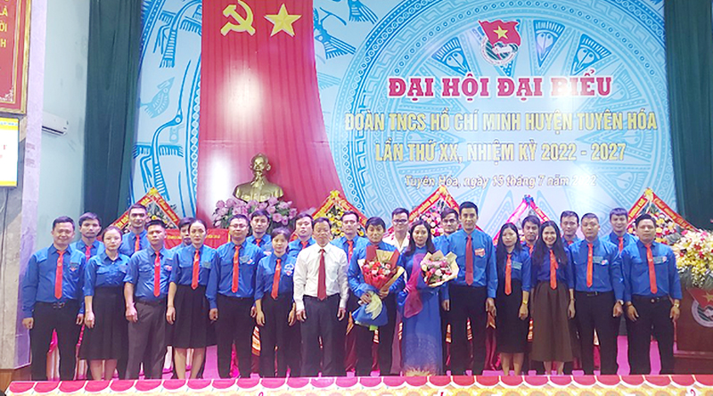 Tặng hoa chúc mừng Ban Chấp hành Huyện đoàn Tuyên Hóa khóa XX, nhiệm kỳ 2022-2027.