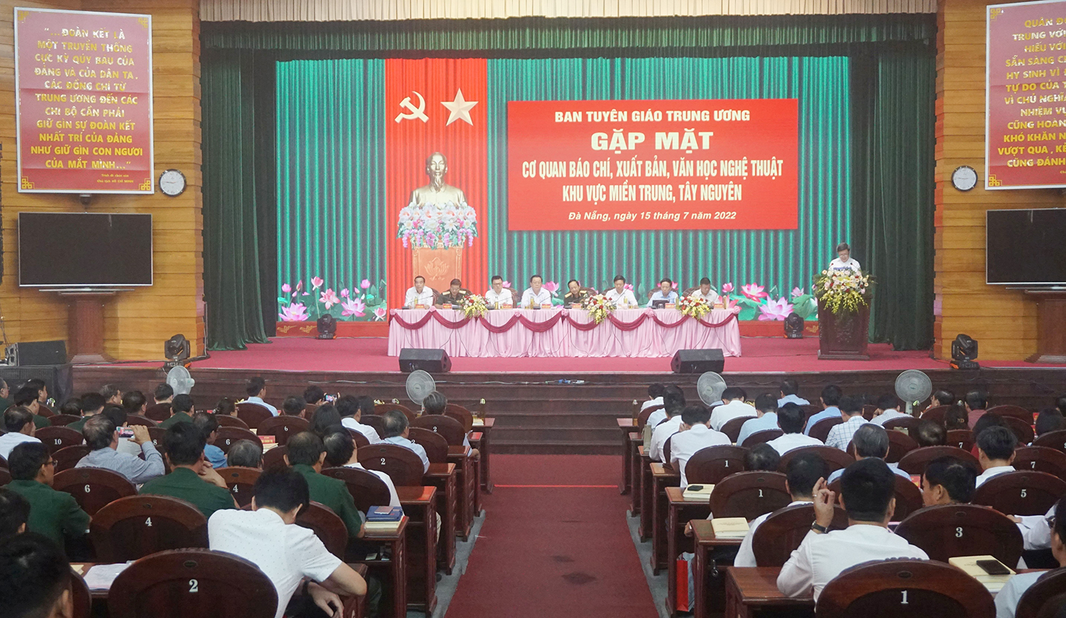 Toàn cảnh buổi gặp mặt.