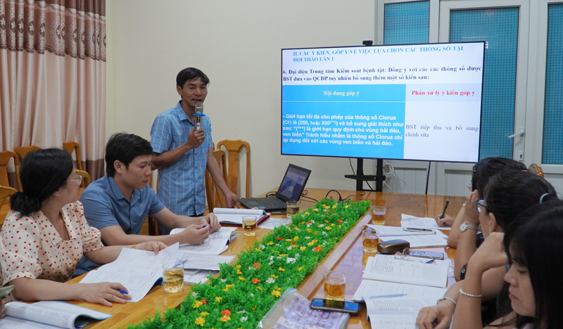  Đại diện Trung tâm Kiểm soát bệnh tật tỉnh trình bày tóm tắt dự thảo Thuyết minh lựa chọn các thông số về chất lượng nước sạch.