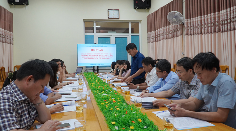 Đại biểu trao đổi về Quy chuẩn kỹ thuật địa phương chất lượng nước sạch sử dụng cho mục đích sinh hoạt trên địa bàn tỉnh.