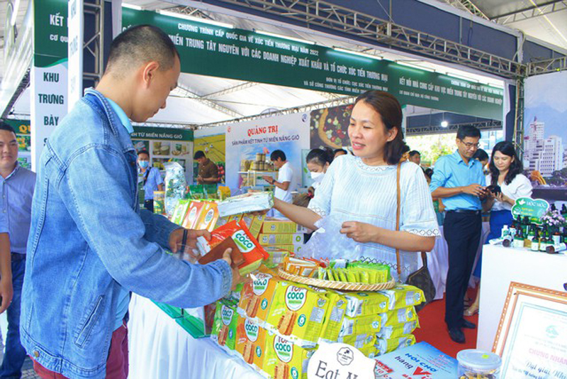Khu trưng bày, giới thiệu sản phẩm tiêu biểu của các tỉnh miền Trung-Tây Nguyên - Ảnh: VGP/Minh Trang
