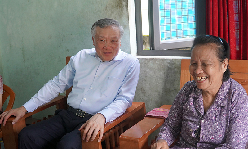Đồng chí Nguyễn Hòa Bình ân cần thăm hỏi thương bình Nguyễn Thị Huyền