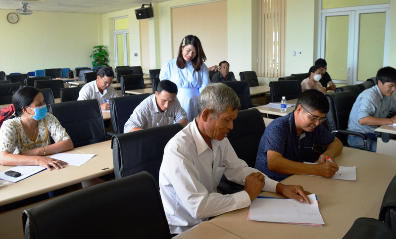 Các học viên trao đổi, thảo luận về vấn đề quảng cáo và tâm lý người tiêu dùng tại lớp bồi dưỡng