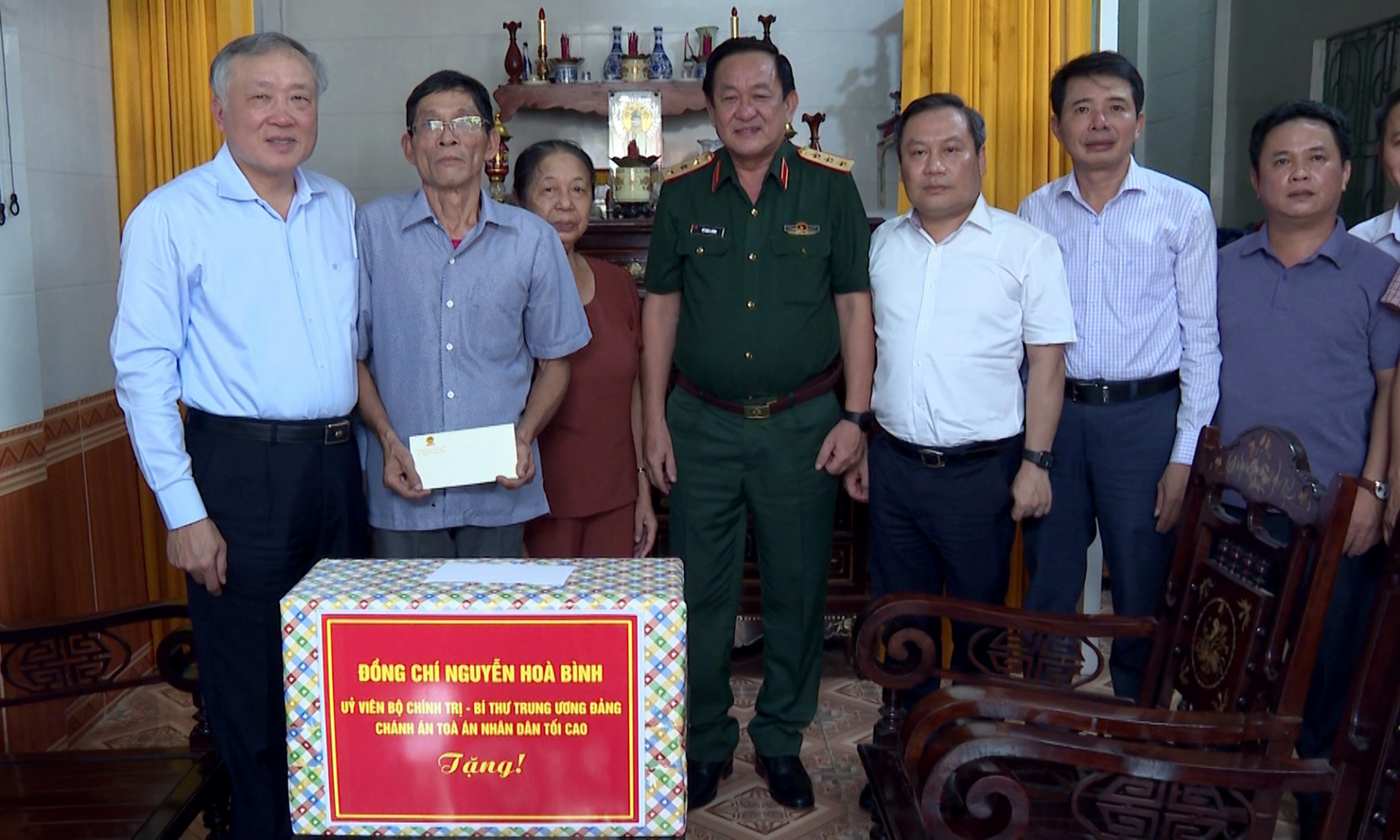  Các đồng chí: Chánh án Tòa án Nhân dân tối cao Nguyễn Hòa Bình, Thứ trưởng Bộ Quốc phòng Võ Minh Lương, Bí thư Tỉnh ủy Vũ Đại Thắng chụp ảnh lưu niệm cùng gia đình ông Hoàng Quang Thiết