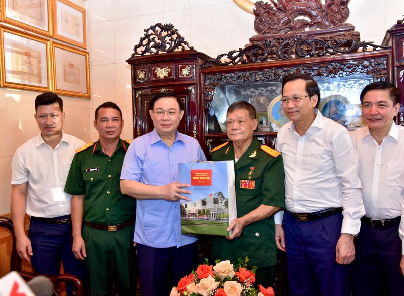 Chủ tịch Quốc hội Vương Đình Huệ tặng quà Anh hùng Lực lượng vũ trang Đoàn Minh Nguyệt. (Ảnh: Đăng Anh)