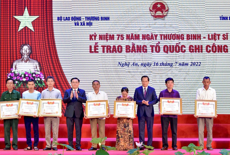 Chủ tịch Quốc hội Vương Đình Huệ và Bộ trưởng Lao động - Thương binh và Xã hội Đào Ngọc Dung trao bằng Tổ quốc ghi công cho thân nhân các gia đình liệt sĩ. (Ảnh: Đăng Anh)