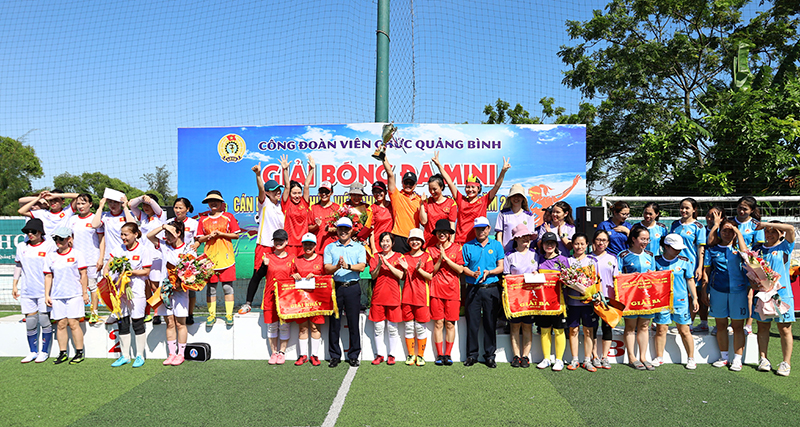  Đại diện Ban Tổ chức giải trao giải nhất, nhì, ba cho các đội bóng đá nữ.