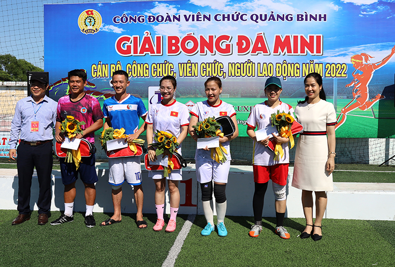   Đại diện Ban Tổ chức giải trao các giải phụ cho những cầu thủ xuất sắc.