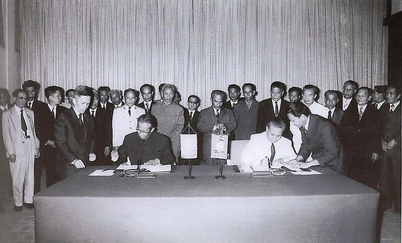 Tổng Bí thư Lê Duẩn và Tổng Bí thư Kaysone Phomvihane ký Tuyên bố chung Việt Nam-Lào ngày 18/7/1977. (Nguồn: Sách Ảnh Quan hệ đặc biệt Việt Nam-Lào/Nhà xuất bản Thông tấn)