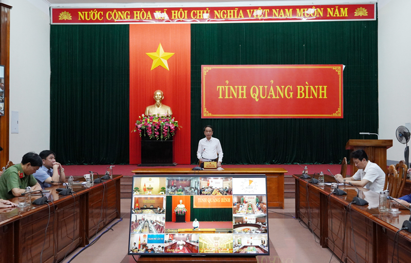 Đồng chí Phó Chủ tịch UBND tỉnh Phan Mạnh Hùng phát biểu tại cuộc họp.