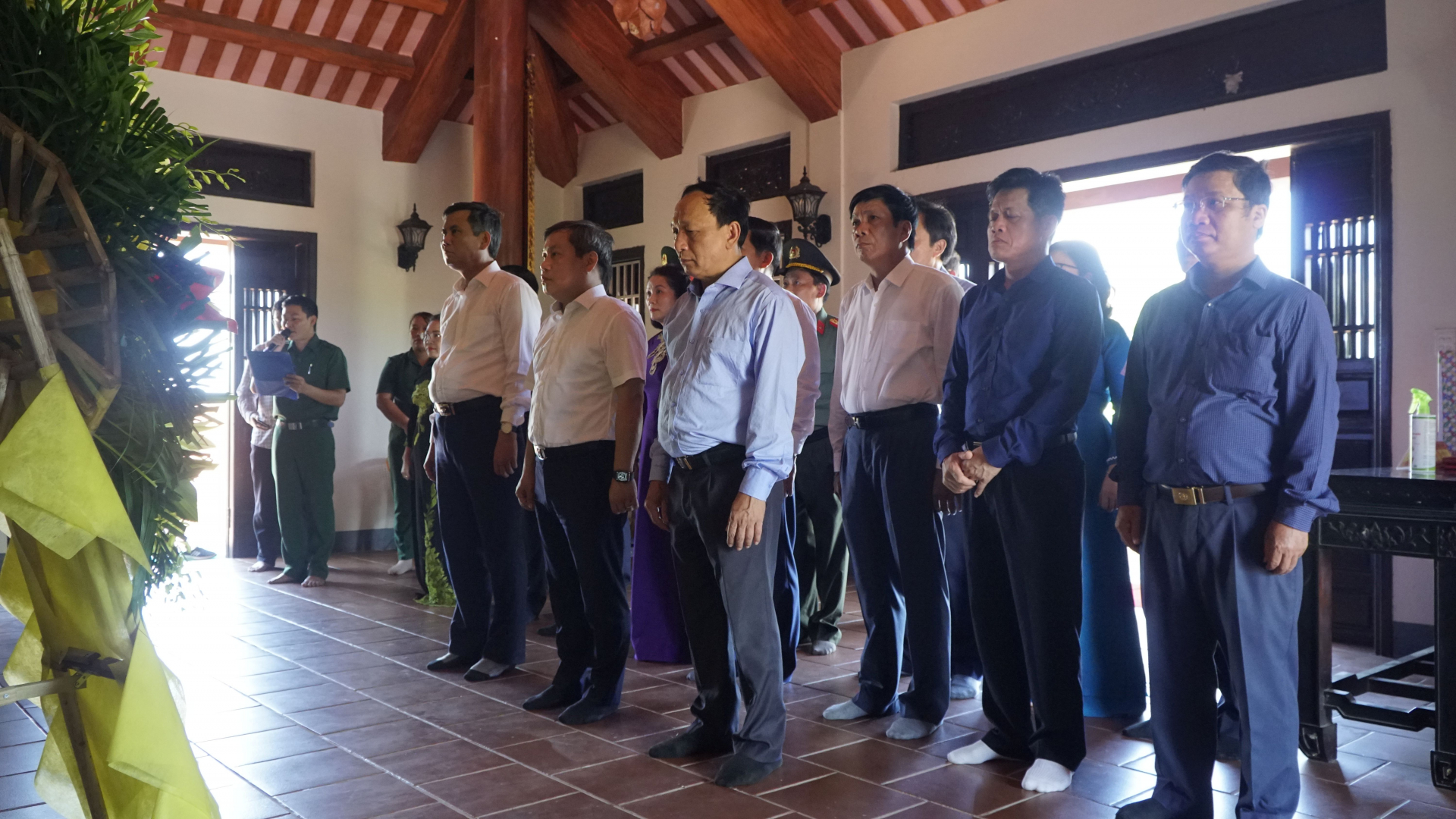 : Đoàn đại biểu tỉnh dâng hương tại Đền tưởng niệm liệt sỹ Trường Sơn - Bến phà Long Đại.