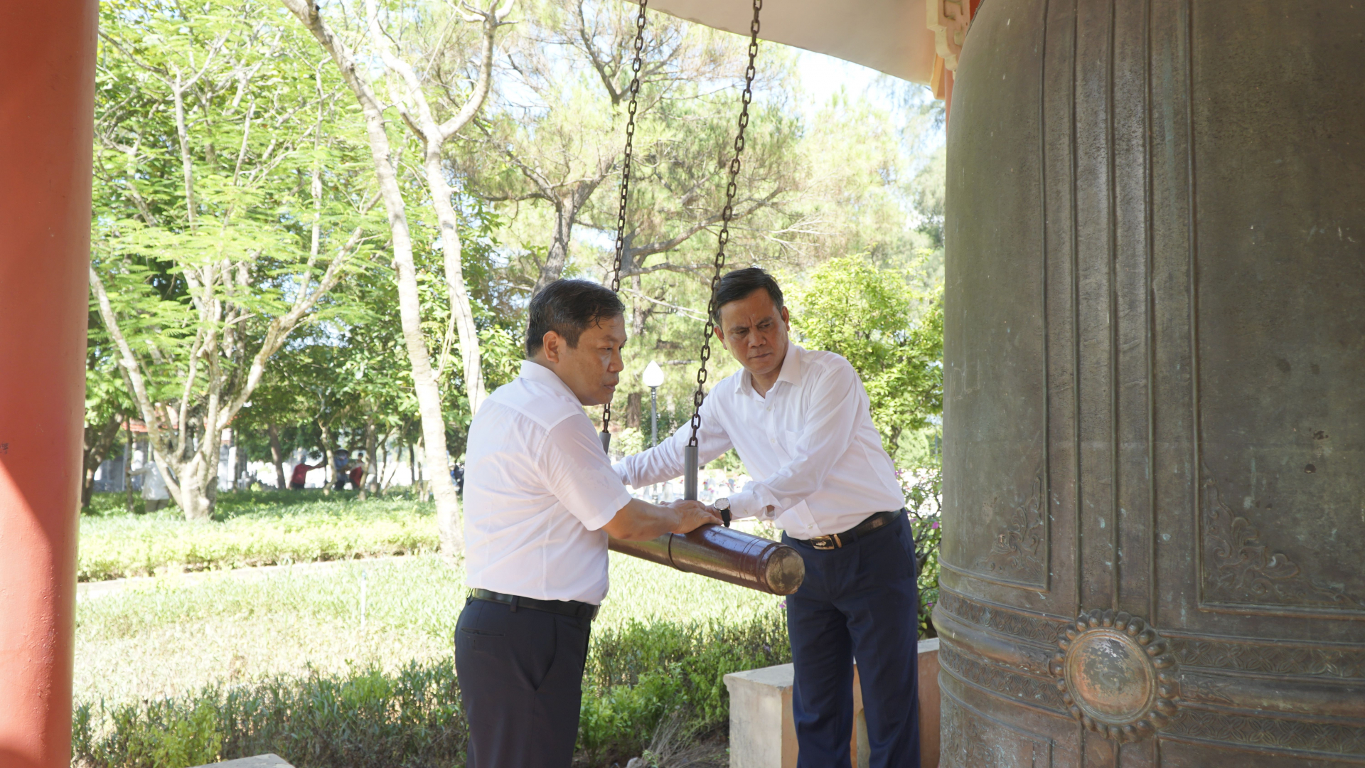 Đồng chí Bí thư Tỉnh ủy Vũ Đại Thắng và đồng chí Chủ tịch UBND tỉnh Trần Thắng thỉnh chuông tại Nghĩa trang liệt sỹ Quốc gia Trường Sơn.