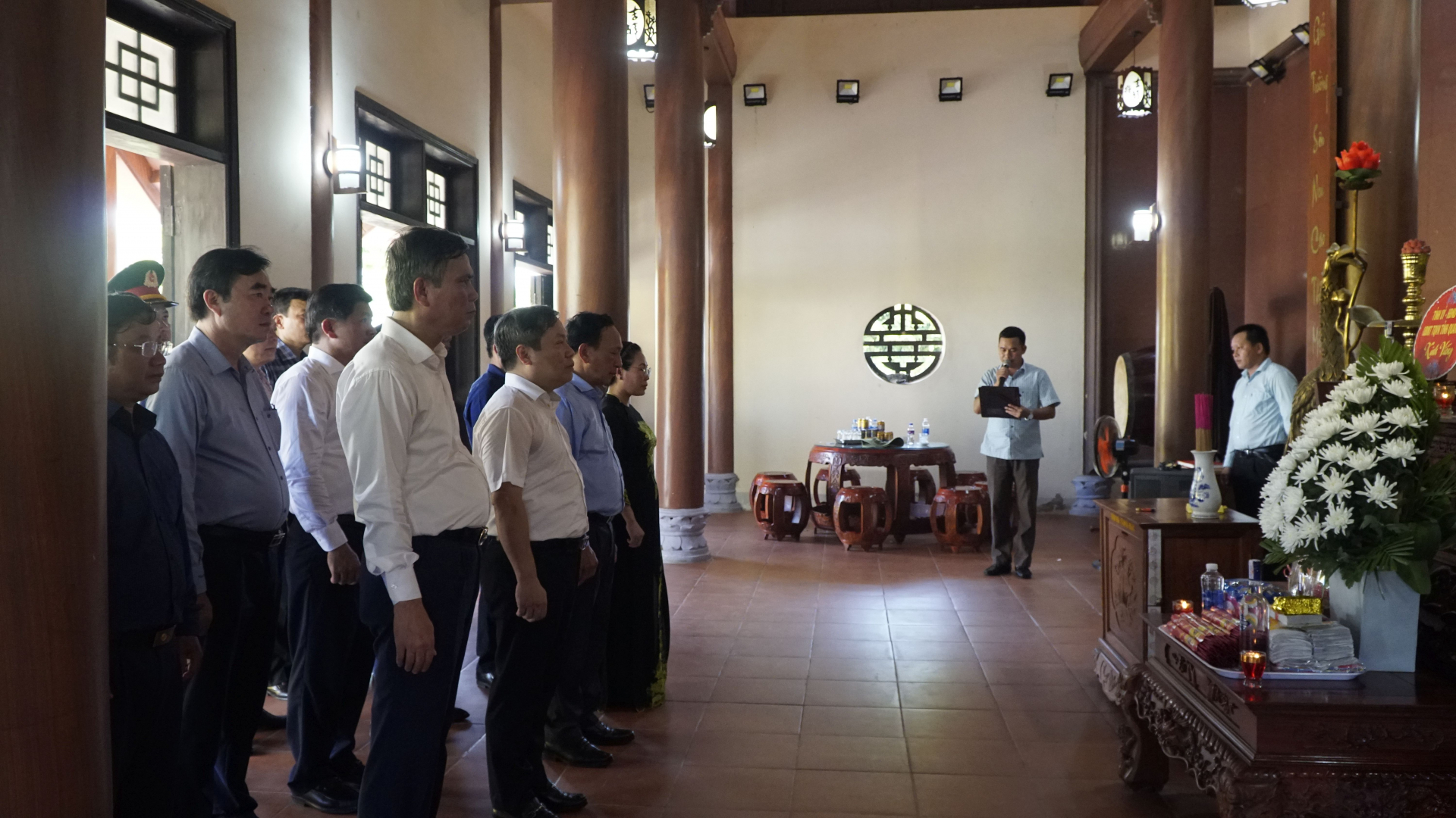 Đoàn đại biểu tỉnh dâng hương tại Đền thờ liệt sỹ Trường Sơn - Bến Tăt.
