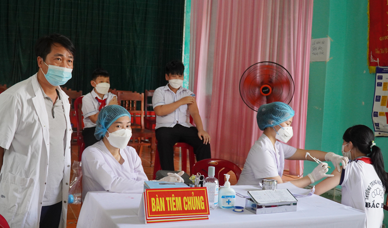 Quảng Bình tập trung đẩy nhanh tiến độ tiêm vắc xin phòng Covid-19 cho trẻ em. 