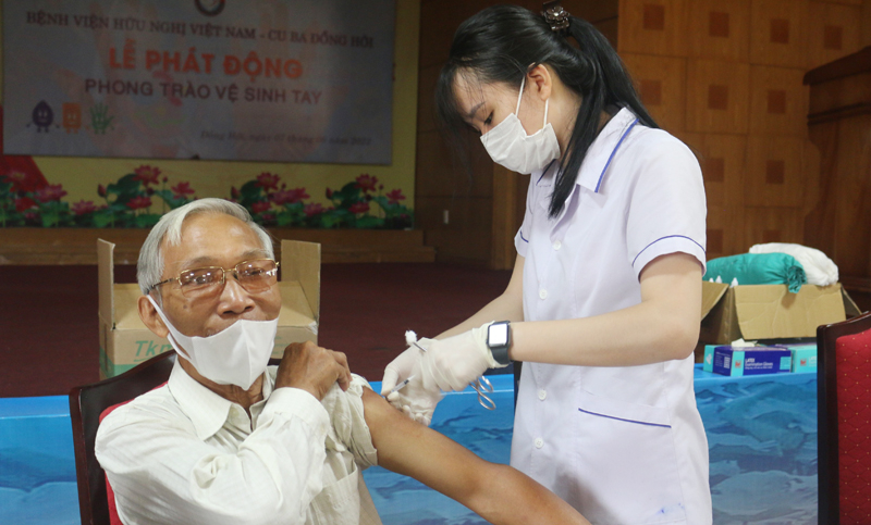 Nhóm cao tuổi, có bệnh nền và người suy giảm miễn dịch cần tích cực tham gia tiêm vắc xin mũi 3, mũi 4 để giúp củng cố thêm khả năng miễn dịch.