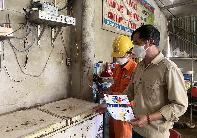 Nhân viên Điện lực Quảng Ninh hỗ trợ khách hàng tìm nguyên nhân sản lượng điện tăng bất thường.