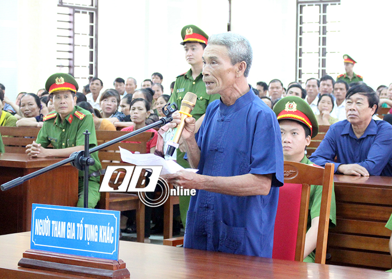 Ông Hoàng Cống tố cáo sai phạm “rõ mười mươi” của ông Hoàng Văn Đức trước tòa.