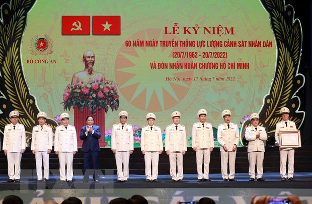 Thủ tướng Phạm Minh Chính trao tặng Huân chương Hồ Chí Minh cho lực lượng Cảnh sát Nhân dân, Bộ Công an. (Ảnh: Phạm Kiên/TTXVN)