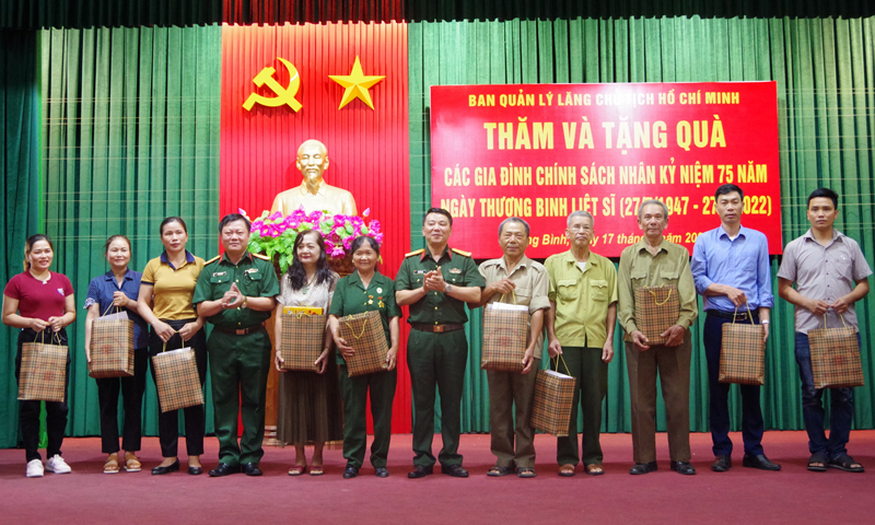 Tặng quà các gia đình chính sách tiêu biểu.