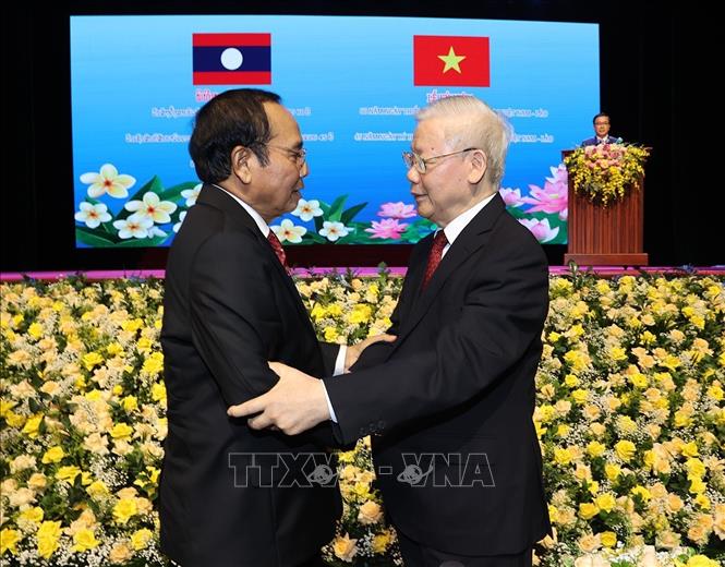Tổng Bí thư Nguyễn Phú Trọng và đồng chí Bounthong Chitmany, Ủy viên Bộ Chính trị, Thường trực Ban Bí thư, Phó Chủ tịch nước Lào tại Lễ kỷ niệm. Ảnh: Trí Dũng/TTXVN
