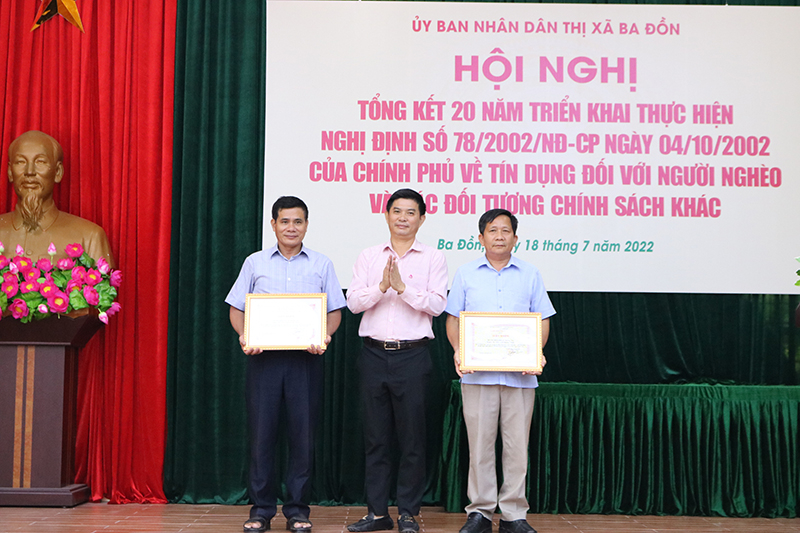Lãnh đạo Ngân hàng chính sách xã hội tỉnh tặng giấy khen cho các tập thể, cá nhân có thành tích xuất sắc thực hiện Nghị định số 78/2022/NĐ-CP. 