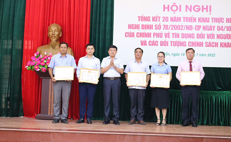 Lãnh đạo TX. Ba Đồn tặng giấy khen cho các tập thể, cá nhân có thành tích xuất sắc thực hiện Nghị định số 78/2022/NĐ-CP giai đoạn 2002-2022.