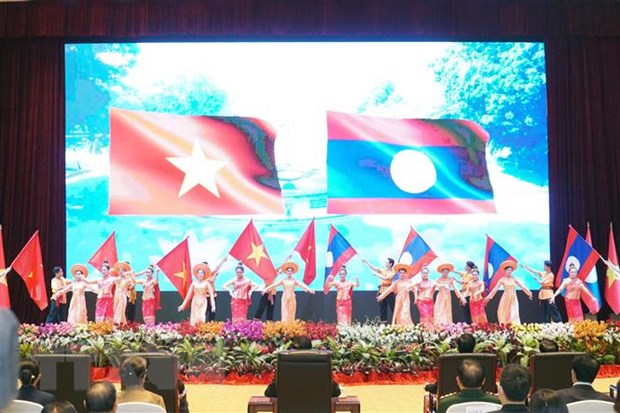 Văn nghệ chào mừng Lễ kỷ niệm kỷ niệm 60 năm Ngày thiết lập quan hệ ngoại giao Lào- Việt Nam. (Ảnh: Bá Thành/TTXVN)