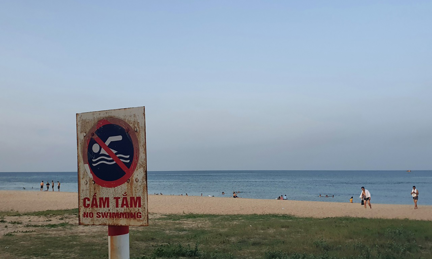 Du khách và người dân thản nhiên tắm biển ngay trong khu vực cấm tắm.